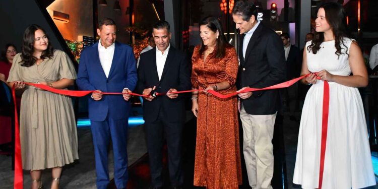 Comercial Karros presenta la nueva Geely Starray GF-2027 e inaugura su cuarto showroom