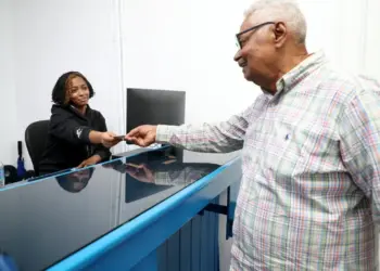 INTRANT compensará a mayores de 65 años afectados por vigencia de licencias