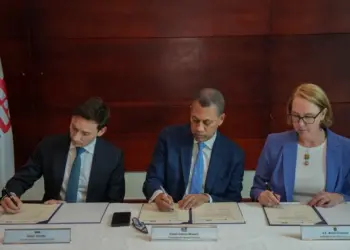 Suscriben acuerdo por RD$44 millones para financiar asistencia en servicios satelitales