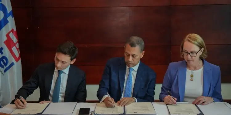 Suscriben acuerdo por RD$44 millones para financiar asistencia en servicios satelitales
