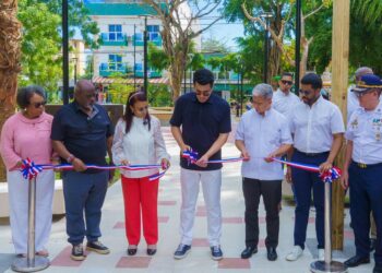David Collado entrega 3 parques y una iglesia remozada en Boca Chica.