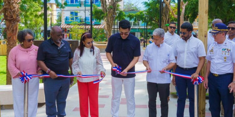David Collado entrega 3 parques y una iglesia remozada en Boca Chica.