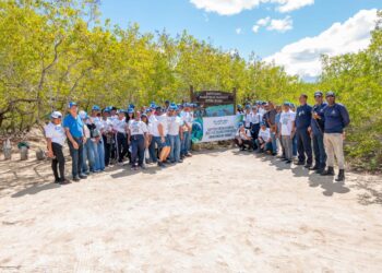 Empresa Seaboard realiza un operativo de recogida de desechos sólidos en el Santuario de Mamíferos Marinos de Manatí PP