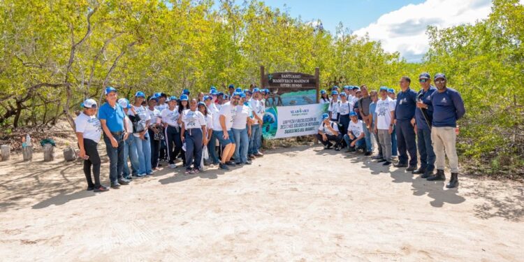 Empresa Seaboard realiza un operativo de recogida de desechos sólidos en el Santuario de Mamíferos Marinos de Manatí PP