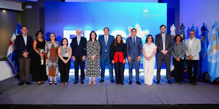 Ministerio de Salud presenta plan para mejorar la atención médica en tres provincias y evalúa servicios de salud en siete regiones
