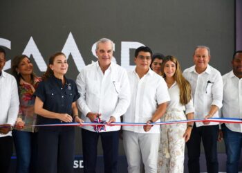 Abinader y Fellito entregan saneamiento cañada Los Girasoles; 40 familias reciben viviendas