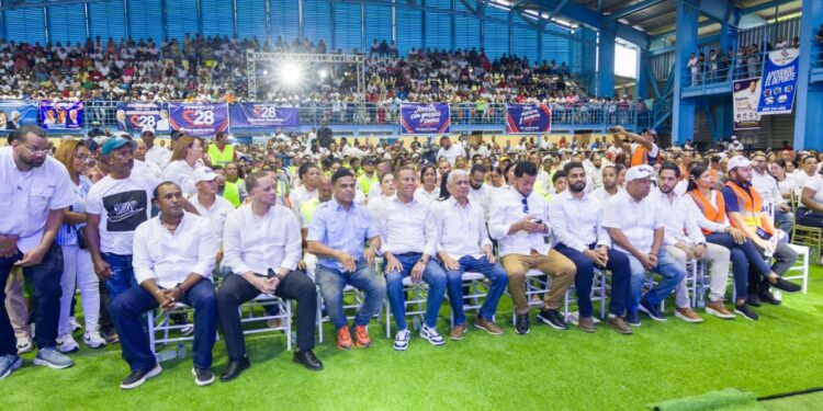 Ricardo de los Santos juramenta al sector construcción de Sánchez Ramírez en respaldo a Carolina Mejía