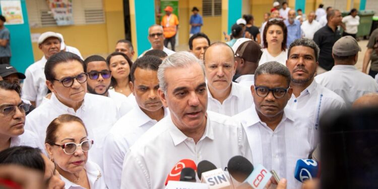 Luis Abinader tema haitiano: El Gobierno está en sesión permanente para garantizar la seguridad del pueblo dominicano ante situación en Haití