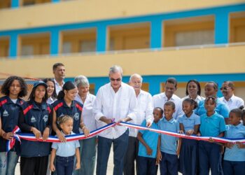 Presidente Abinader entrega Escuela Básica Maestra Altagracia Hernández y simultáneamente la Escuela Primaria Profesor César Agustín González para beneficiar a 770 estudiantes de Batey Soco y Boca de Cumayasa
