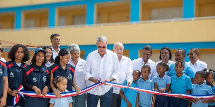 Presidente Abinader entrega Escuela Básica Maestra Altagracia Hernández y simultáneamente la Escuela Primaria Profesor César Agustín González para beneficiar a 770 estudiantes de Batey Soco y Boca de Cumayasa