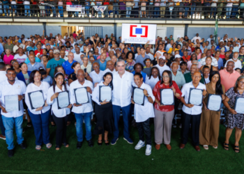 Abinader entrega 1,500 títulos a 6 mil personas en SDE