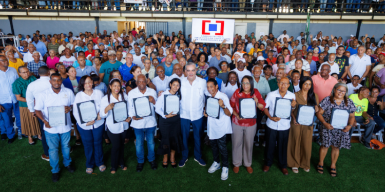 Abinader entrega 1,500 títulos a 6 mil personas en SDE